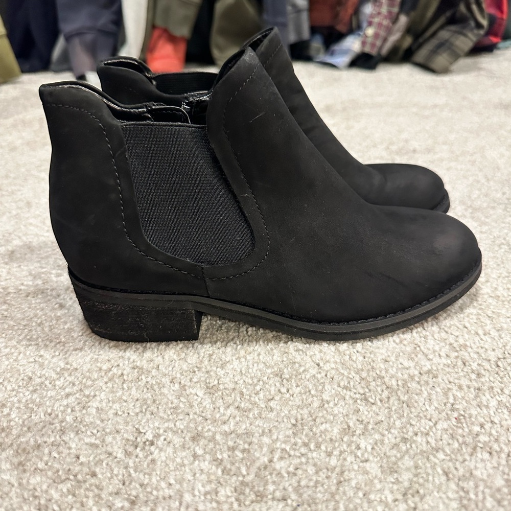 Brand New Blondo waterproof black bootie. Size 5.5.